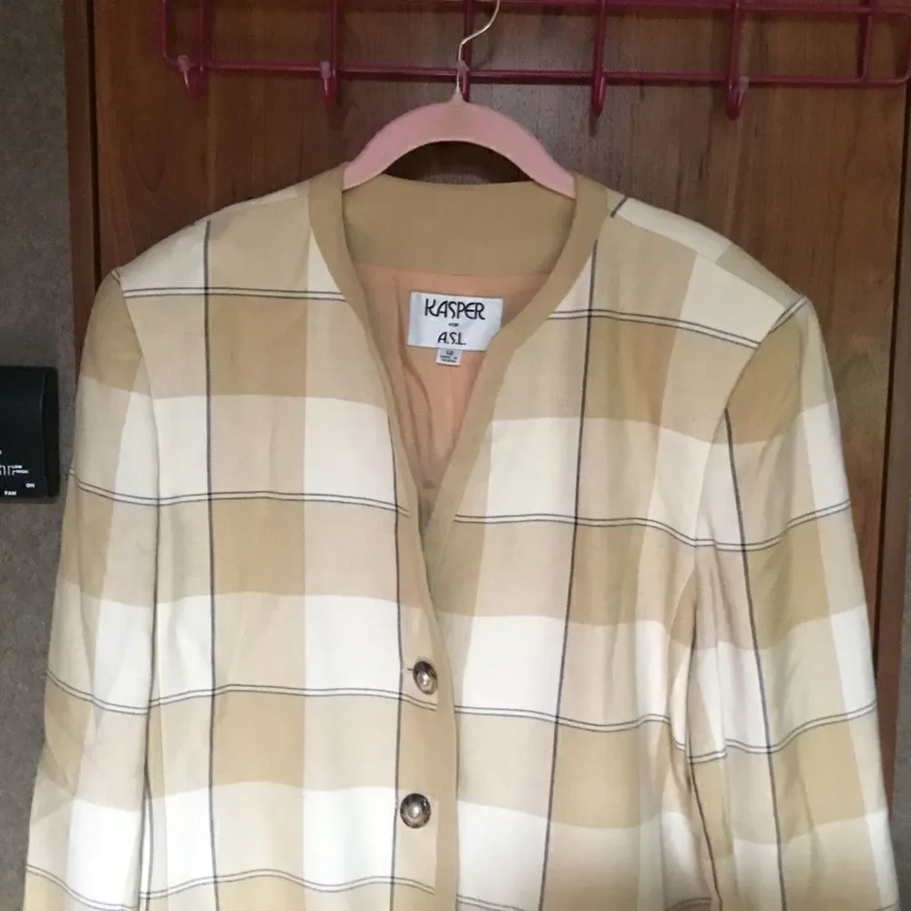 NWOT. Kasper Brand Women’s Size 12  Tans, Cream and Black Check Jacket